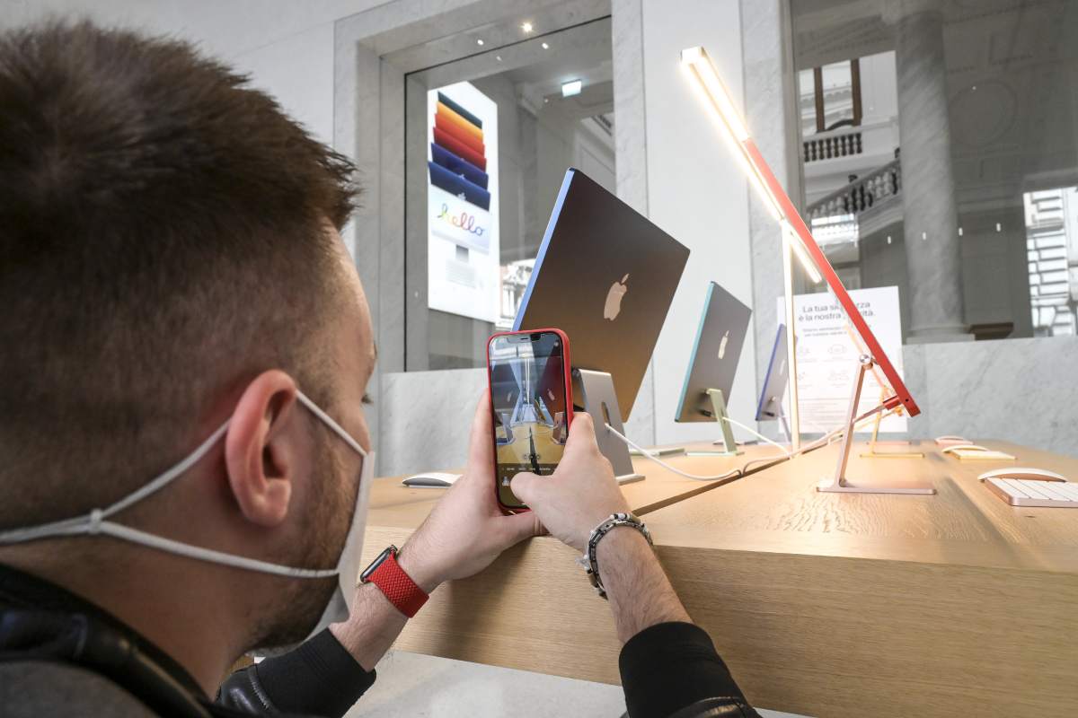 Sblocca l’iPhone del figlio ucciso e trova video-selfie del presunto assassino: “Segno di vittoria”