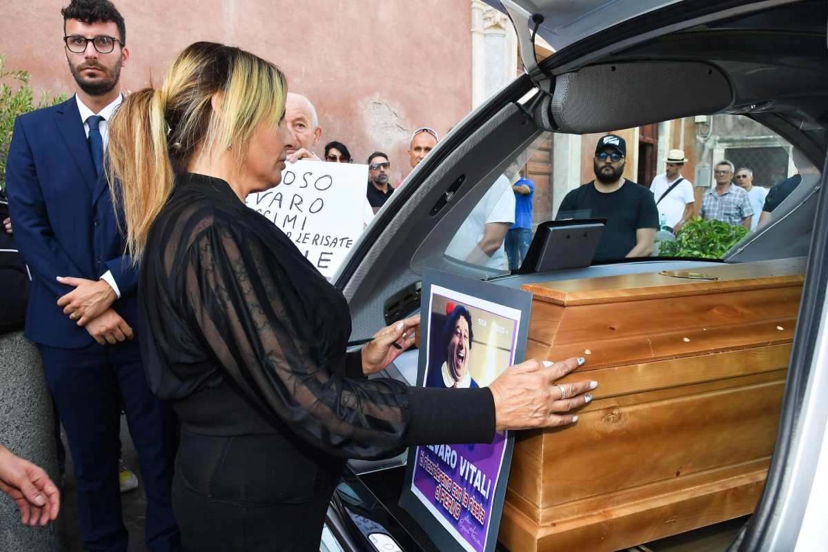 I funerali di Alvaro Vitali oggi, l’ultimo saluto di Stefania Corona