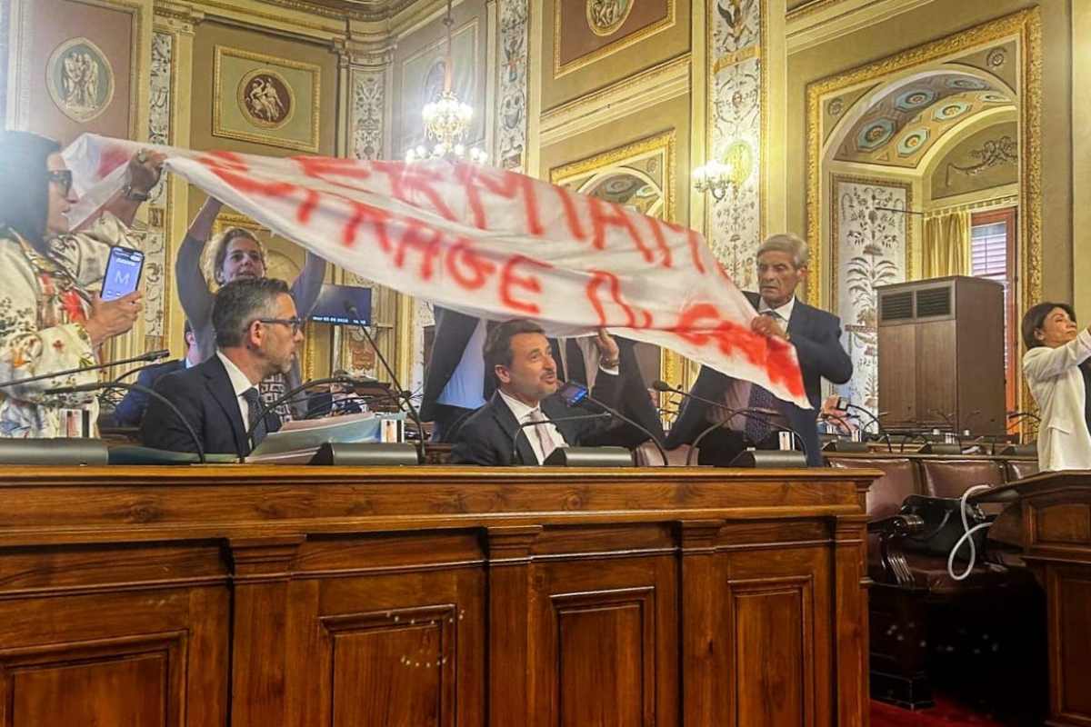 Ars, i deputati del Pd espongono striscione in aula: “Fermiamo la strage a Gaza”