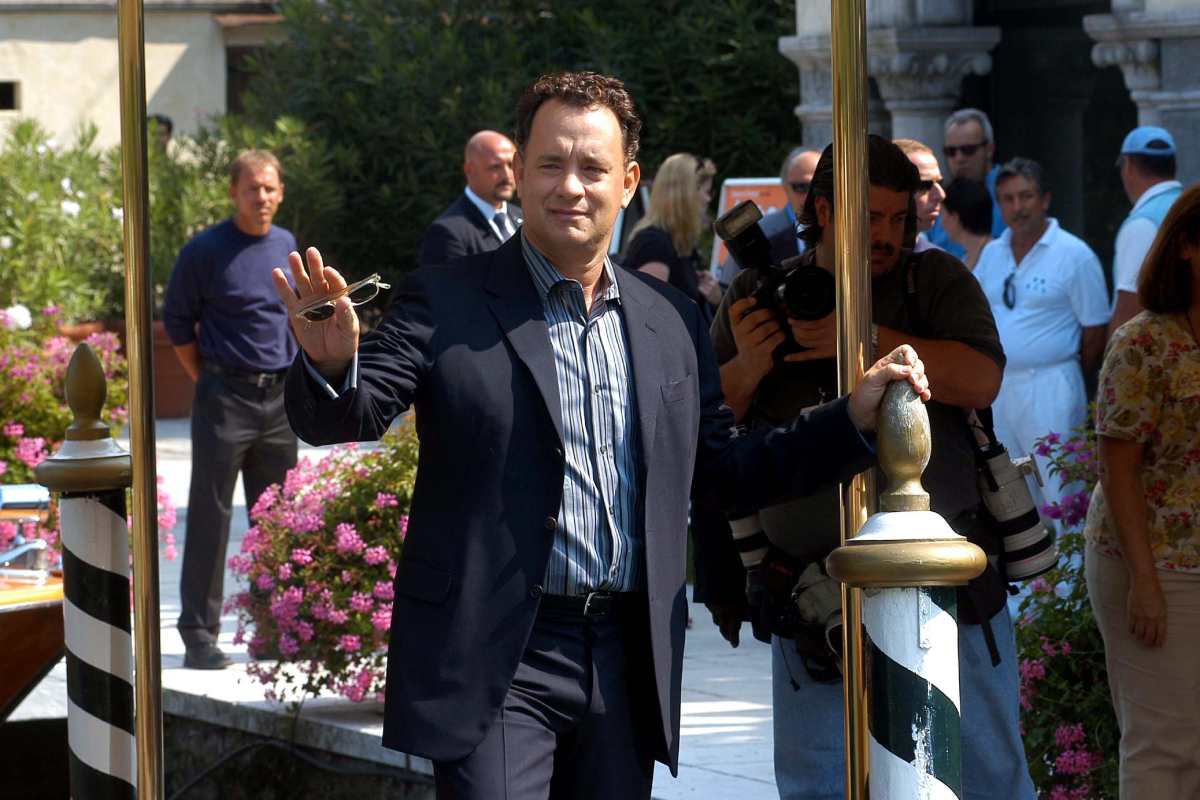 Giornata di relax per Tom Hanks in Sicilia: attore avvistato in spiaggia a Sampieri