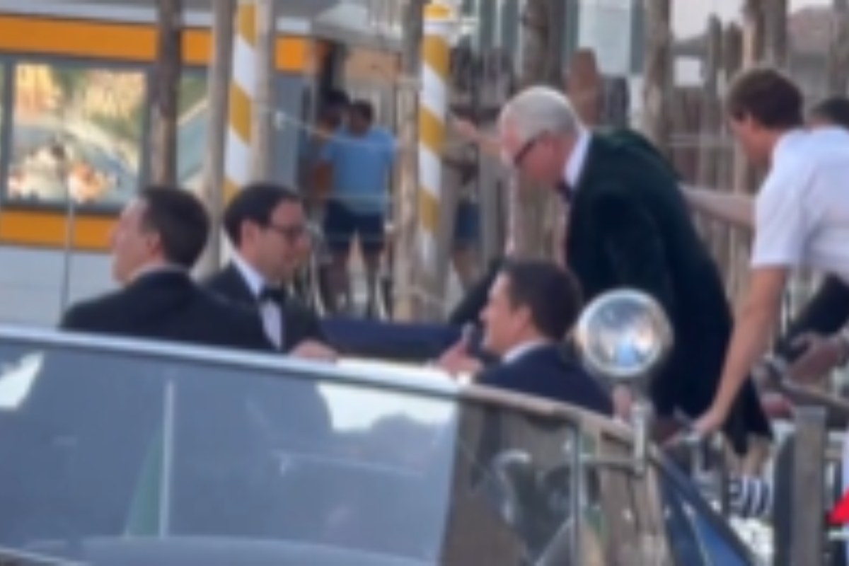 VIDEO | Paura alle nozze di Jeff Bezos, rischio caduta in acqua per Tommy Hilfiger