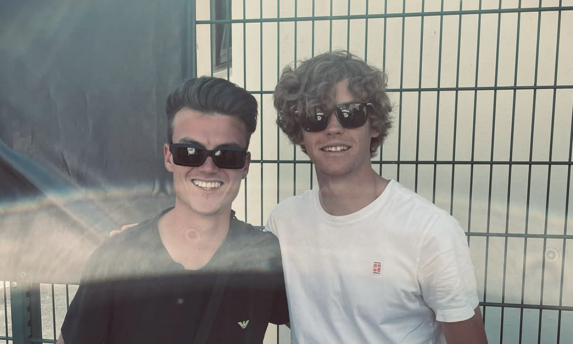 Si schianta con la sua auto contromano, muore a 25 anni un grande amico di Jannik Sinner