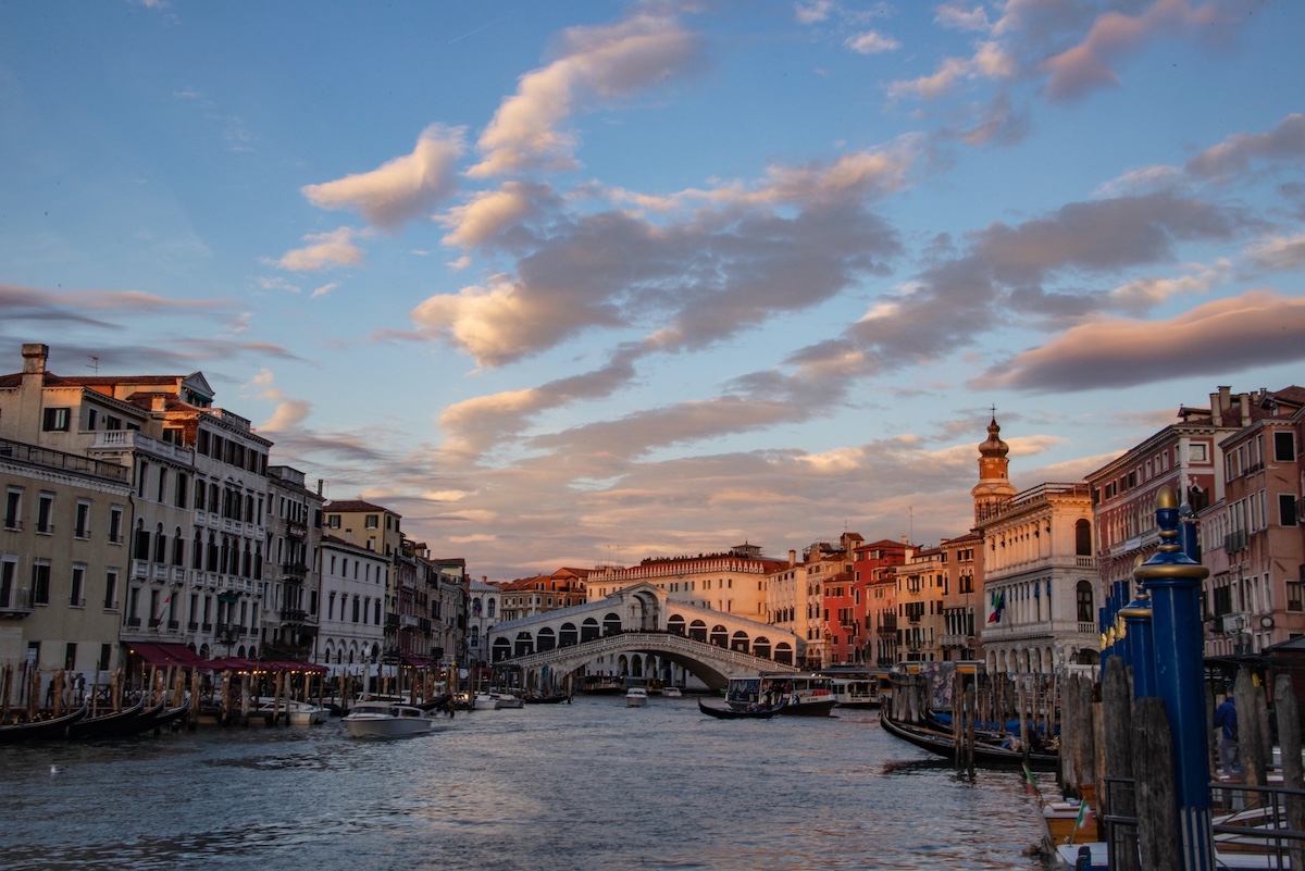 Il comparto turistico verso un’estate da record. Il Veneto è la locomotiva, la Sicilia un vagone