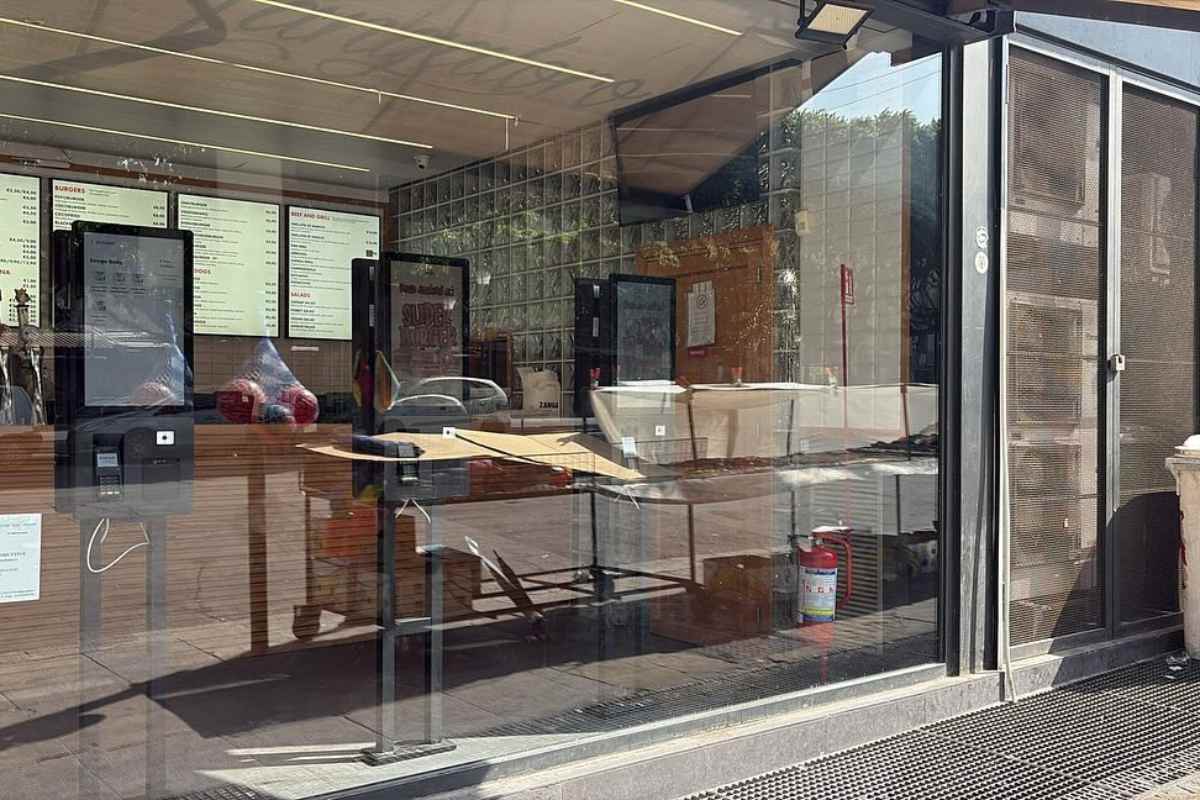 Vetrina spaccata a un fast food in centro a Palermo, indaga la Polizia