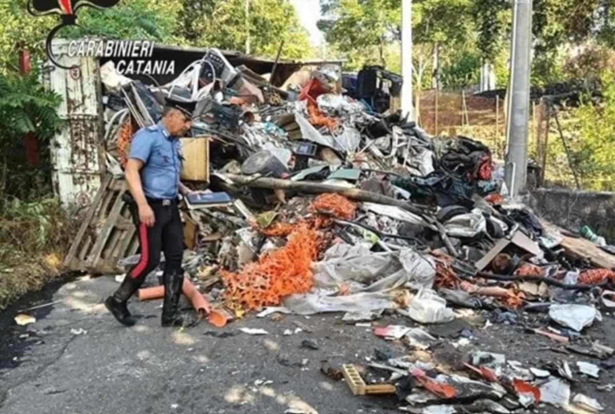 Pieno di rifiuti, si ribalta col camion durante lo smaltimento illecito: rintracciato il responsabile