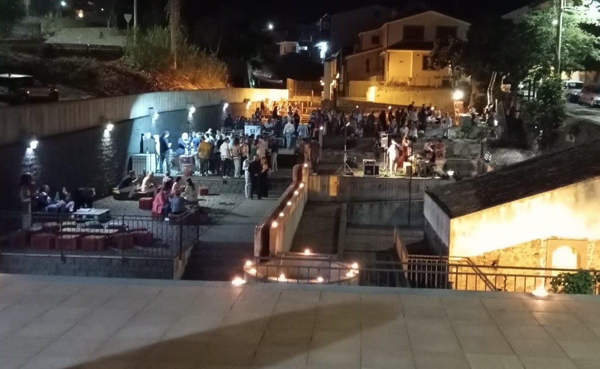 A Milo torna “100 Vini, 1000 Stelle – Tutti pazzi per Jazz e Pizza”: degustazioni, musica e convivialità sotto le stelle