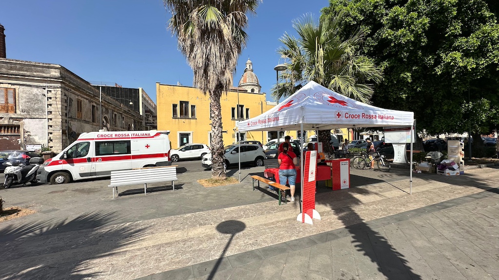 Riposto, emergenza caldo: attivo da questa mattina un punto di assistenza della Croce Rossa in piazza del Commercio
