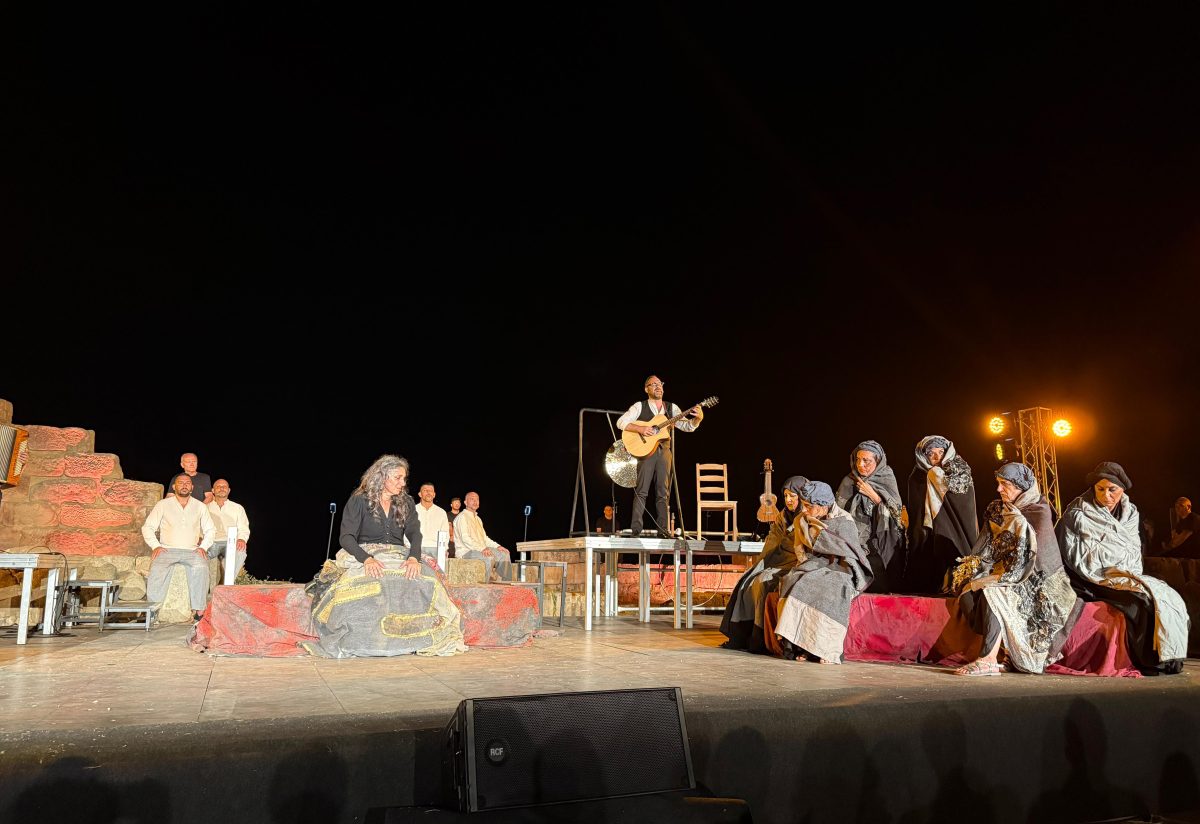 L’Ecuba di Euripide con i detenuti- attori conquista Tindari. Pieno di pubblico ed emozioni al Teatro Greco