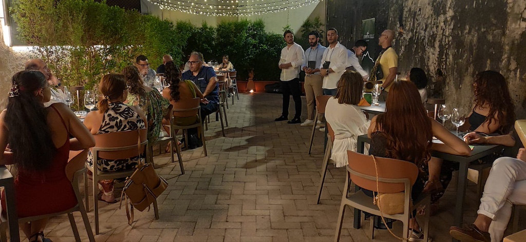 Riposto, il 24 luglio al Piccolo Scalo ‘In cortile col produttore’ tra gusto e racconto. Protagonista Cantine Russo
