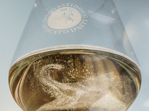 Vino, Consorzio Asti Docg ancora sponsor del festival “Collisioni” Vino, Consorzio Asti Docg ancora sponsor del festival “Collisioni”