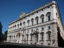 Consulta: disciplina trattenimenti Cpr non rispetta riserva legge