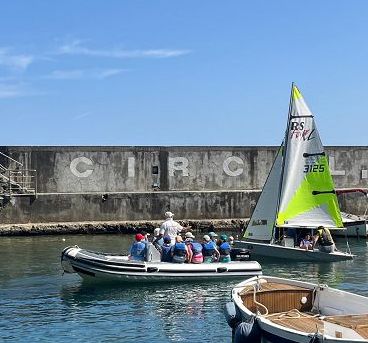 Alle Cinque Terre nuoto e vela si imparano gratis, boom di iscritti a Monterosso