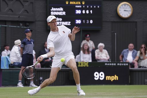 Sport, Sinner riceve a Wimbledon trofeo campione del mondo Itf