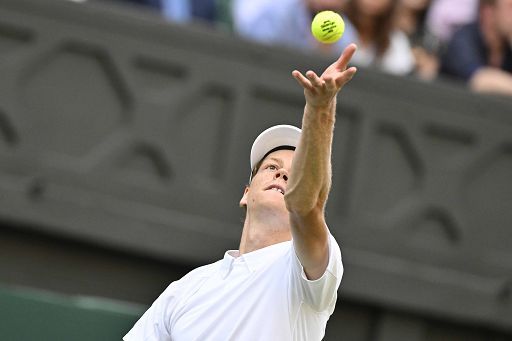 Wimbledon, Sinner avanza ma preoccupazione per il gomito