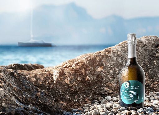 Arte e bollicine: Vitevis firma il vino del “Garda Festival 2025″