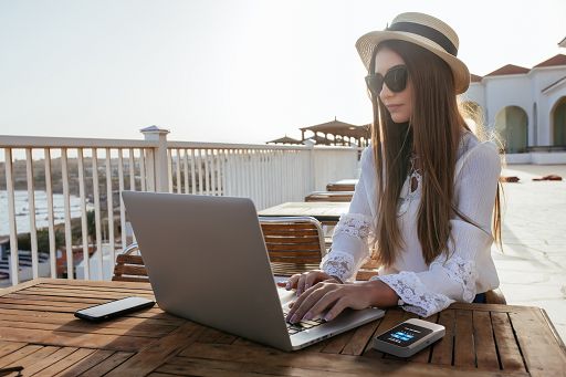 Sempre connessi, anche in vacanza: un vademecum per navigare in modo sicuro