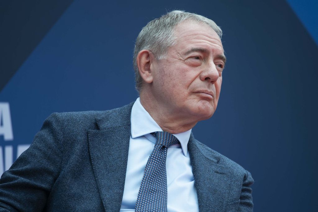 Governo, Urso: mia moglie accompagnata perché minacciata