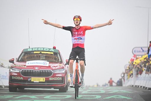 Ciclismo, Arensman show al Tour, Pogacar in giallo