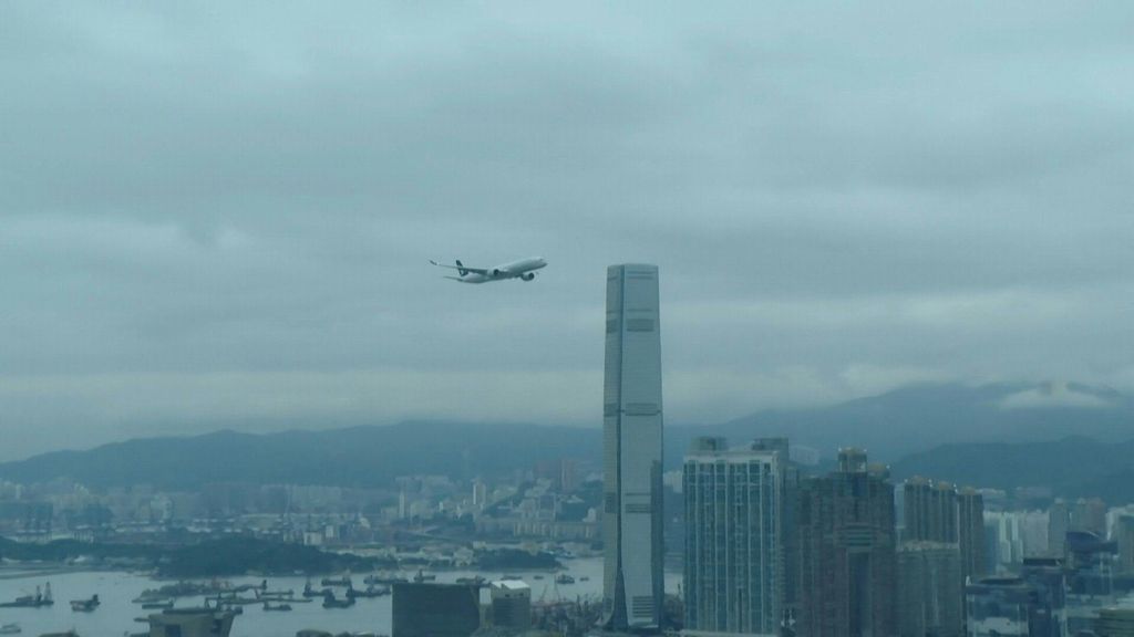 Hong Kong colpita da tifone Wipha, Cathay Pacific cancella i voli