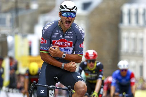 Ciclismo, van der Poel abbandona il Tour, ha la polmonite