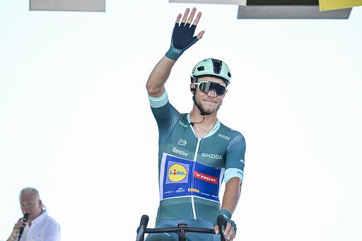 Ciclismo, Milan vince a Valence, Pogacar in giallo