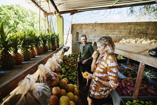Booking.com: Oltre un terzo degli italiani in una relazione organizza il viaggio da solo