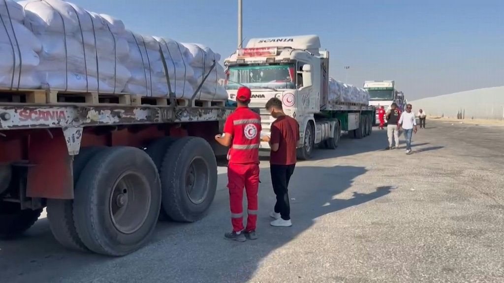 Gaza, entrano camion con aiuti dopo “pausa tattica” Idf in tre zone