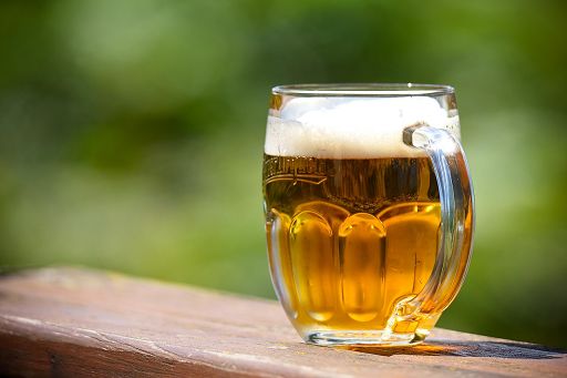 Assobirra: d’estate 31% sceglie birre leggere, cresce consumo responsabile