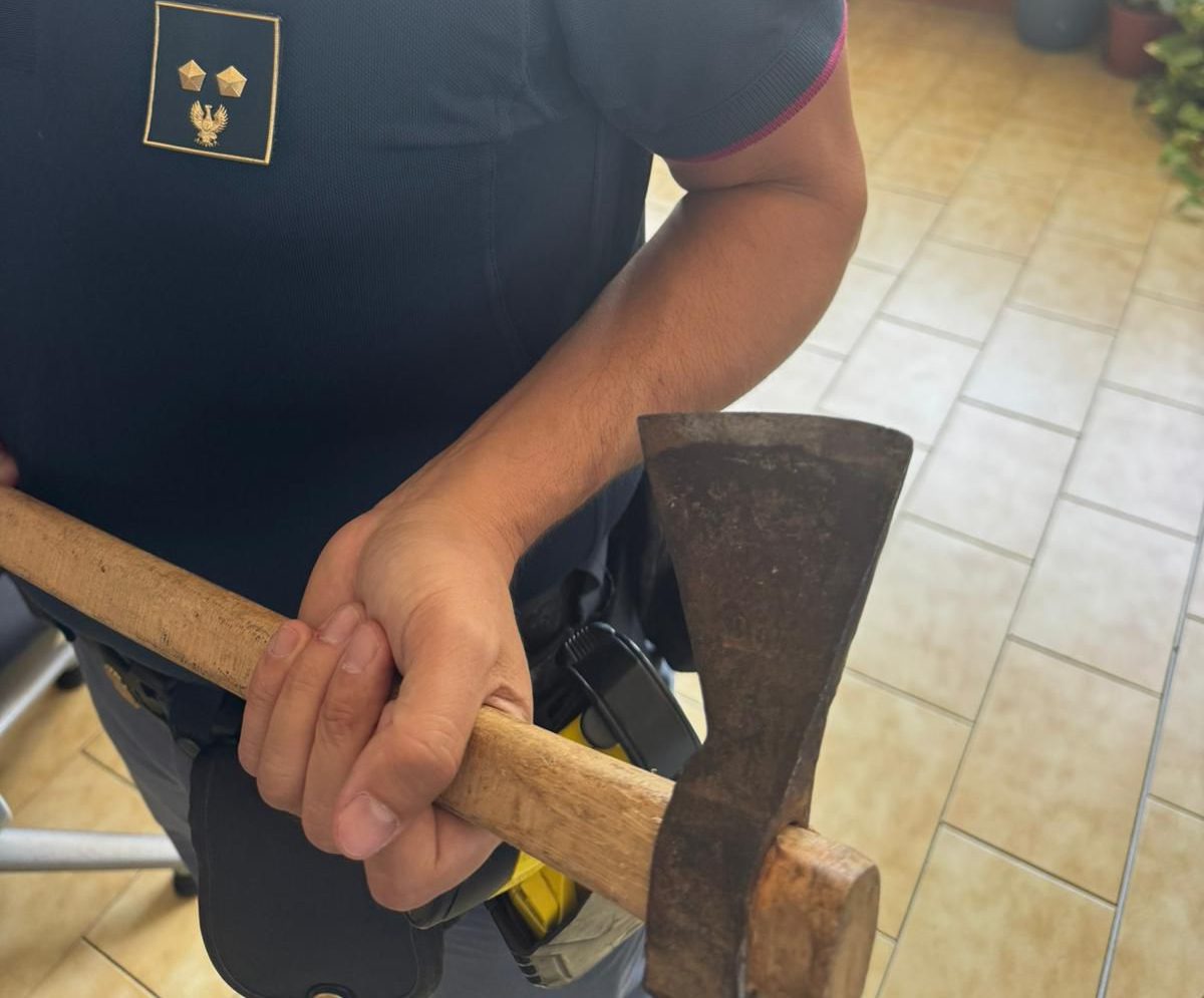 “Abbassate il volume della musica o vi finisce male”: 23enne armato di accetta semina il panico in un bar di Catania