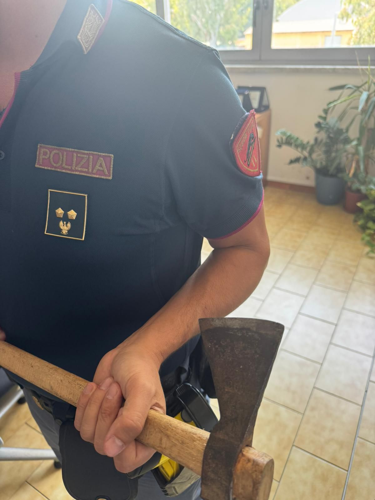 “Abbassate il volume della musica o vi finisce male”: 23enne armato di accetta semina il panico in un bar di Catania