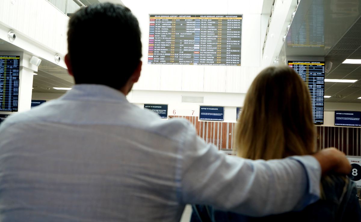 Shock in aeroporto, morto in pista: sospeso il traffico aereo, indagini in corso