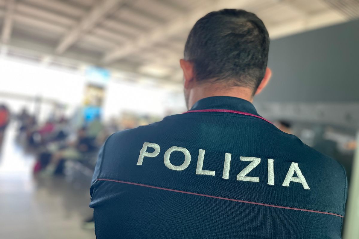 VIDEO | Blatte, insetti e lavoro nero nei bar, scatta il blitz all’aeroporto di Catania