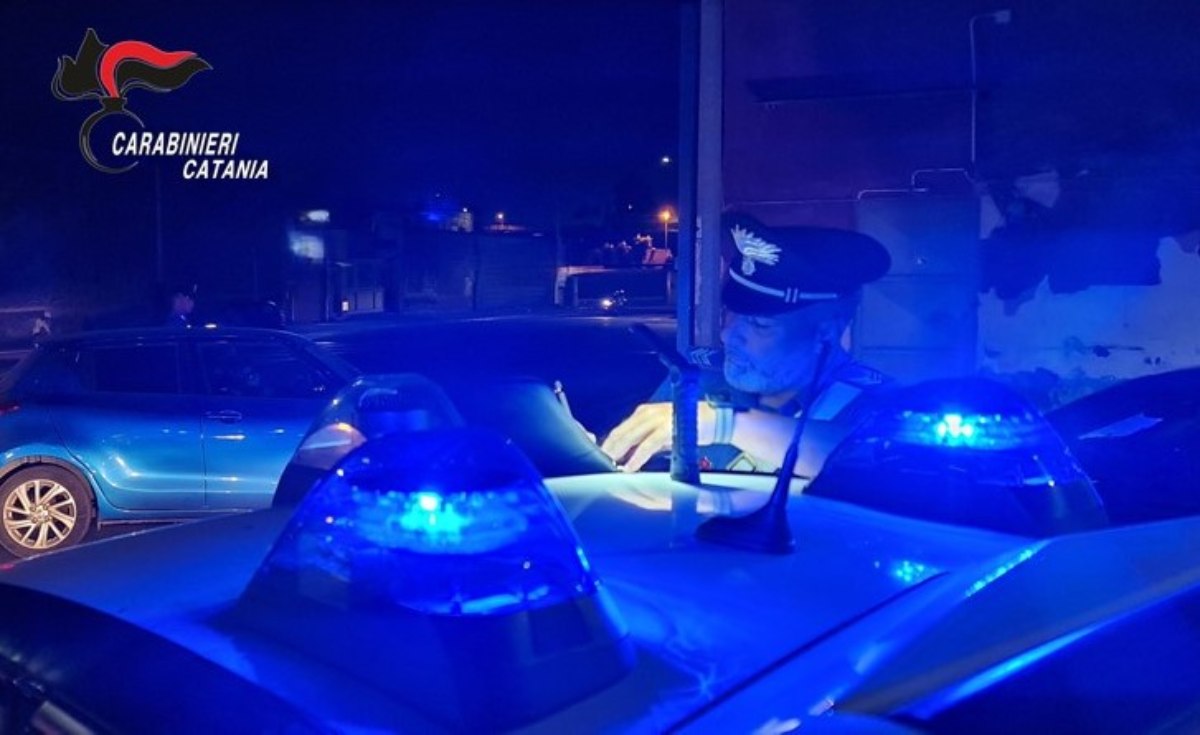 Prima l’aggressione in famiglia, poi le minacce ai carabinieri e il finto malore: arresto nel Catanese