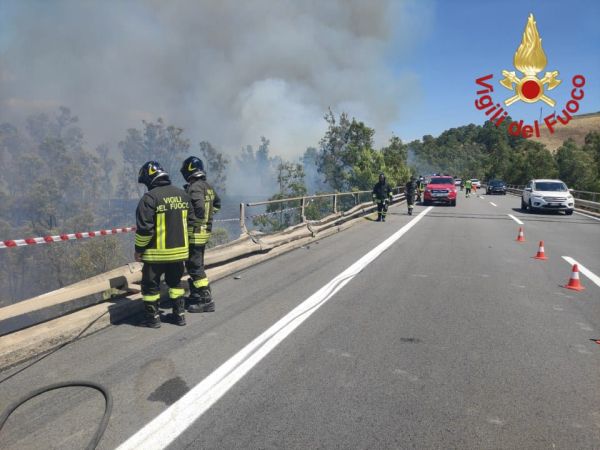 Enna, tir vola da viadotto sull’A19 ed esplode: morto il conducente, autostrada chiusa