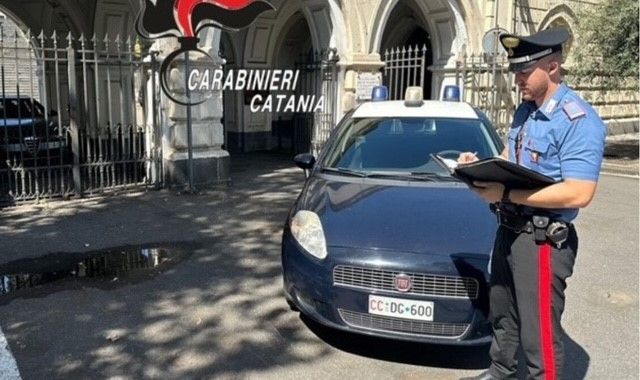 Ruba bancomat e va a pranzare comodamente al ristorante: denunciato 41enne a Catania