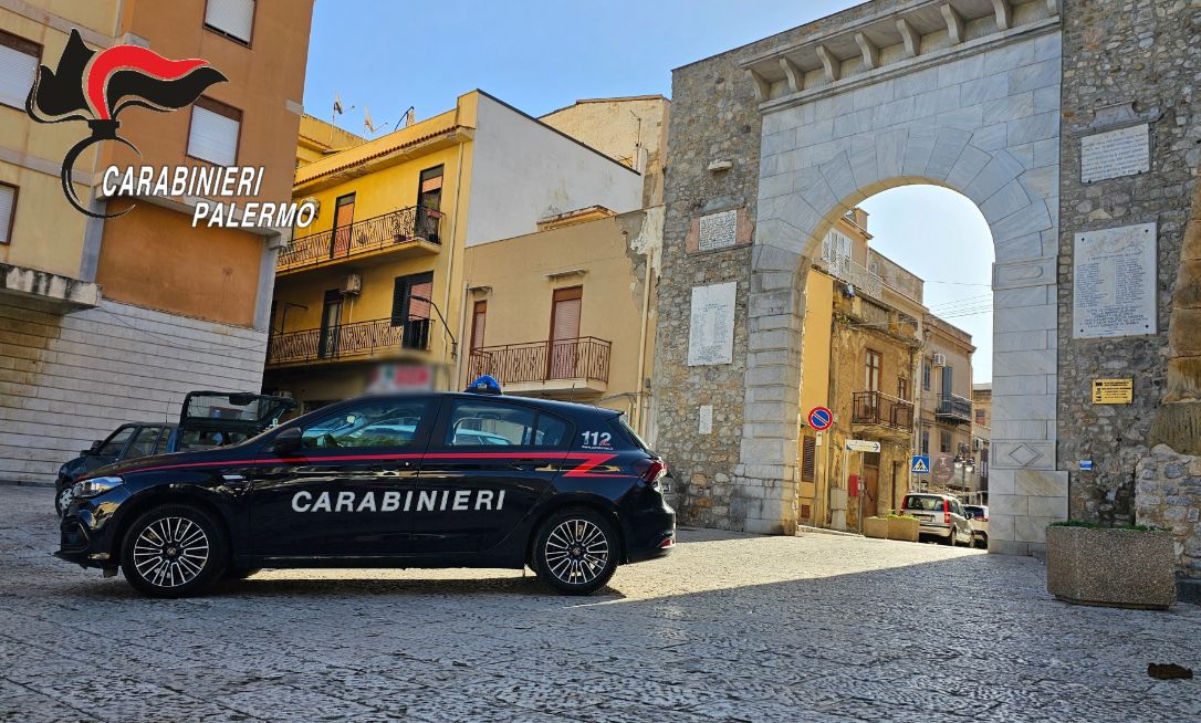 Terrore nel Palermitano: uomo si lancia sui binari, miracoloso salvataggio dei carabinieri