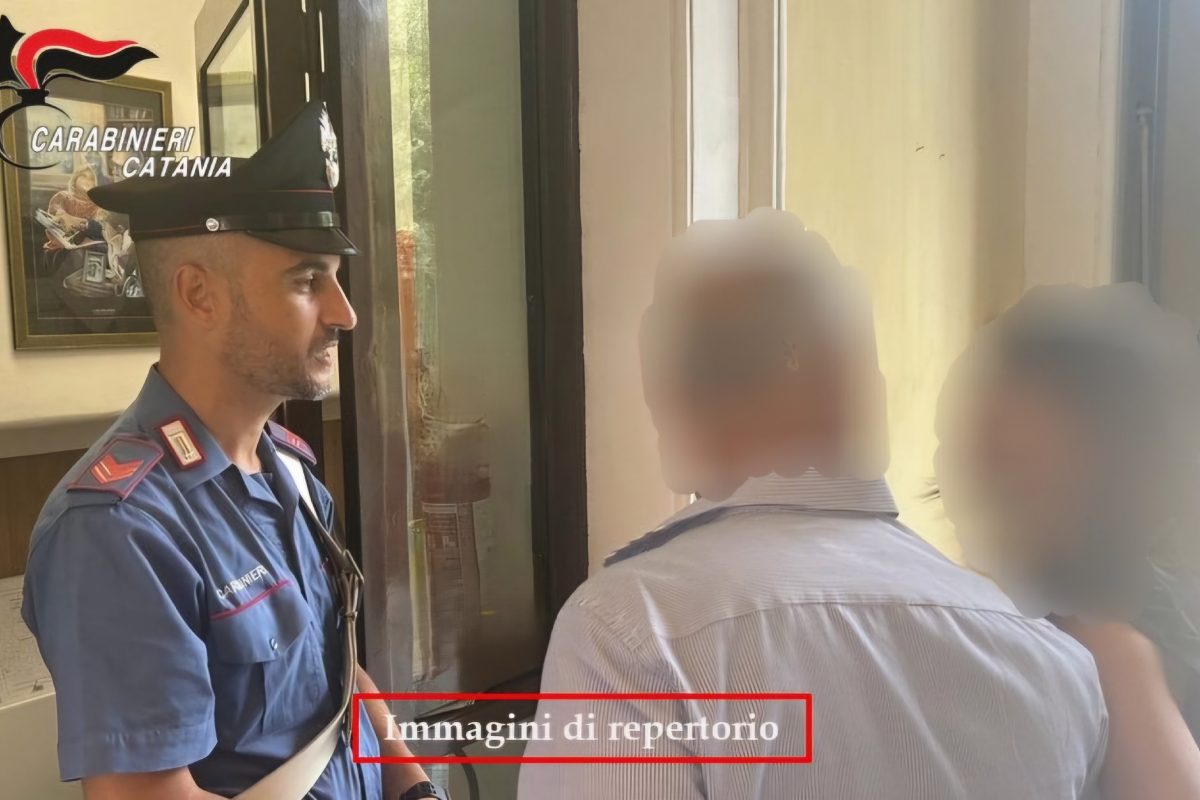 Chiede soldi ad una coppia con la minaccia di divulgare video spinti: denunciato 32enne a Paternò