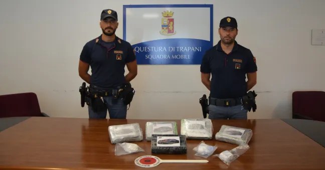 Trapani, sei kg di cocaina da 600 mila euro scovati nell’armadietto di un operaio: arrestato