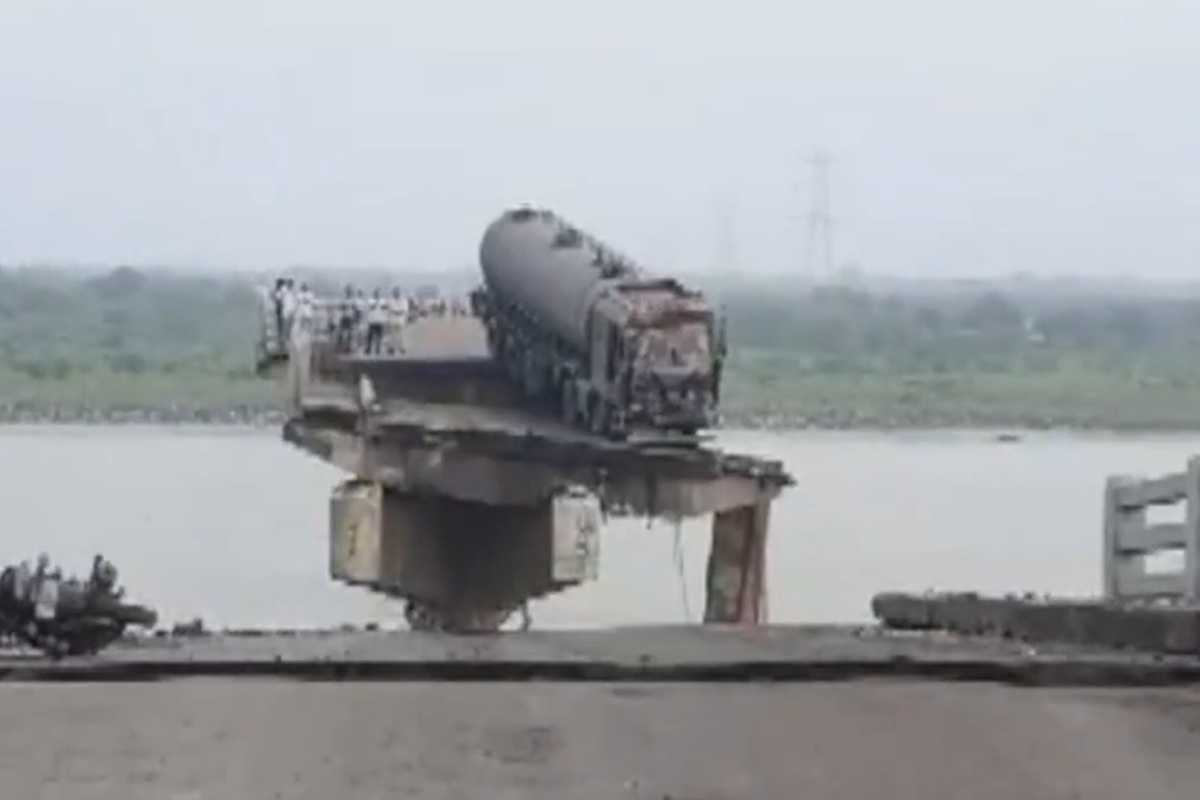 VIDEO | Crolla il ponte e i mezzi finiscono nel fiume: è strage, diverse le vittime