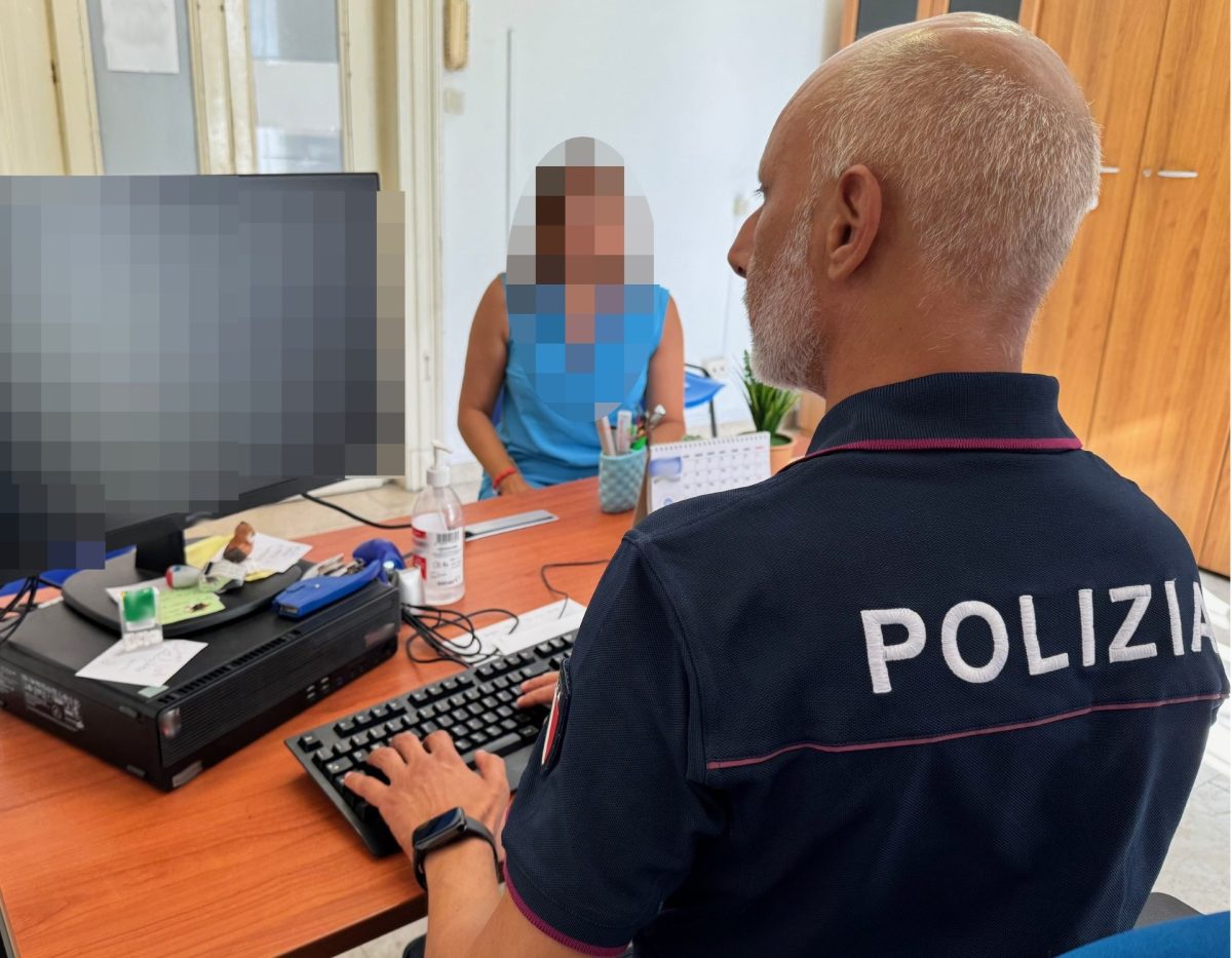Accecato dalla gelosia, aggredisce e insulta la compagna davanti ai figli: arrestato 26enne