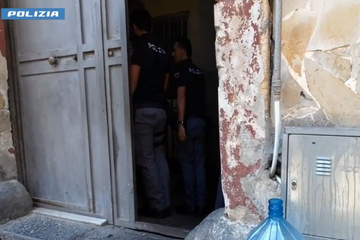 VIDEO | Catania, la drug room affollata nonostante i sigilli: un arresto e 5 denunciati
