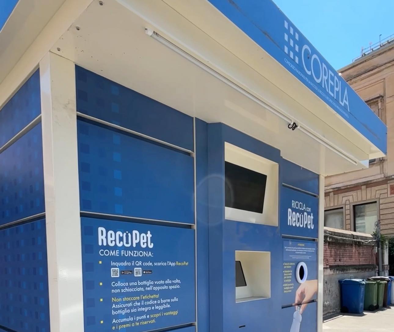 VIDEO | A Catania i nuovi ecocompattatori per il riciclo intelligente della plastica: ecco come funzionano