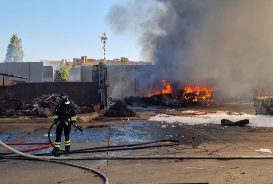 VIDEO e FOTO | Esplosione drammatica: distributore di benzina salta in aria, ci sono feriti