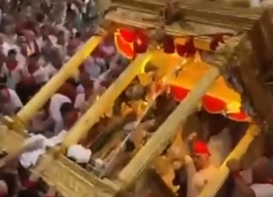 VIDEO | Paura durante la festa di San Giacomo: il fercolo s’inclina durante il rito di frantumazione del muro