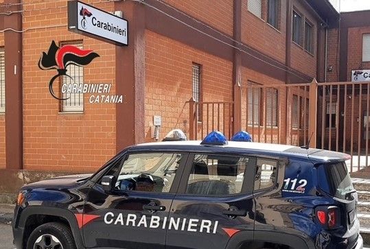 Ha le allucinazioni e distrugge casa, poi l’aggressione ai carabinieri: denunciato un 38enne