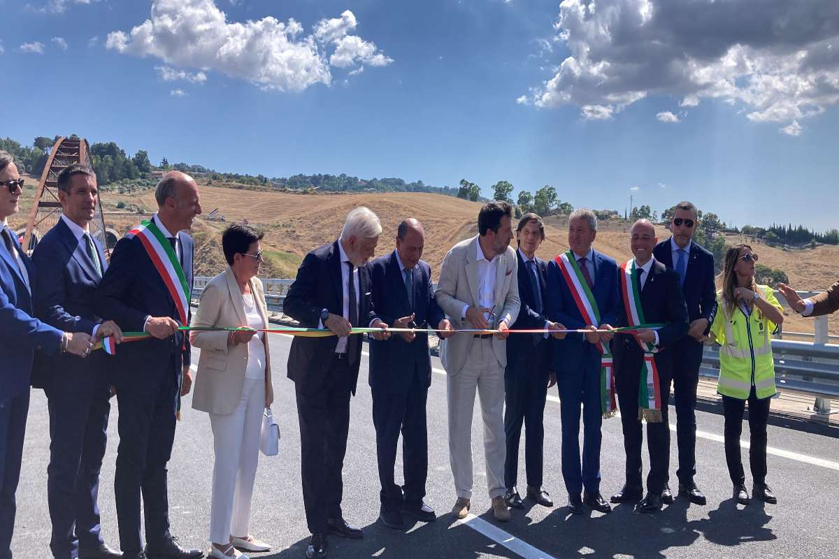 VIDEO | Il ponte San Giuliano è aperto, Salvini: “Tanti cantieri a rilento, sono la nostra sfida”