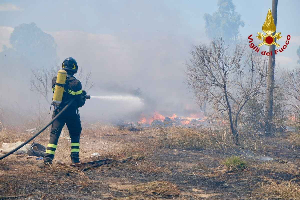 FOTO | Catania avvolta dalle fiamme: incendio a San Francesco La Rena, a fuoco deposito di mezzi pesanti