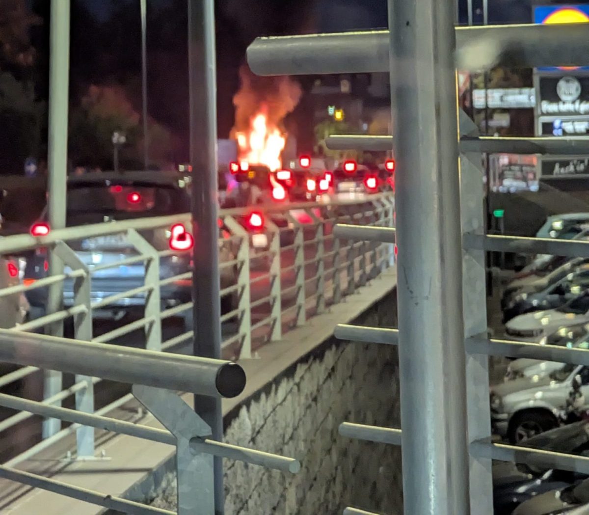 FOTO | Paura a Gravina di Catania: furgone va a fuoco in strada