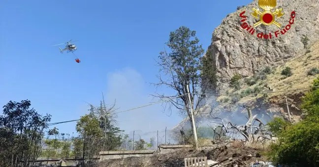 Monte Pellegrino, camper va in fiamme: nella notte diversi incendi nel capoluogo