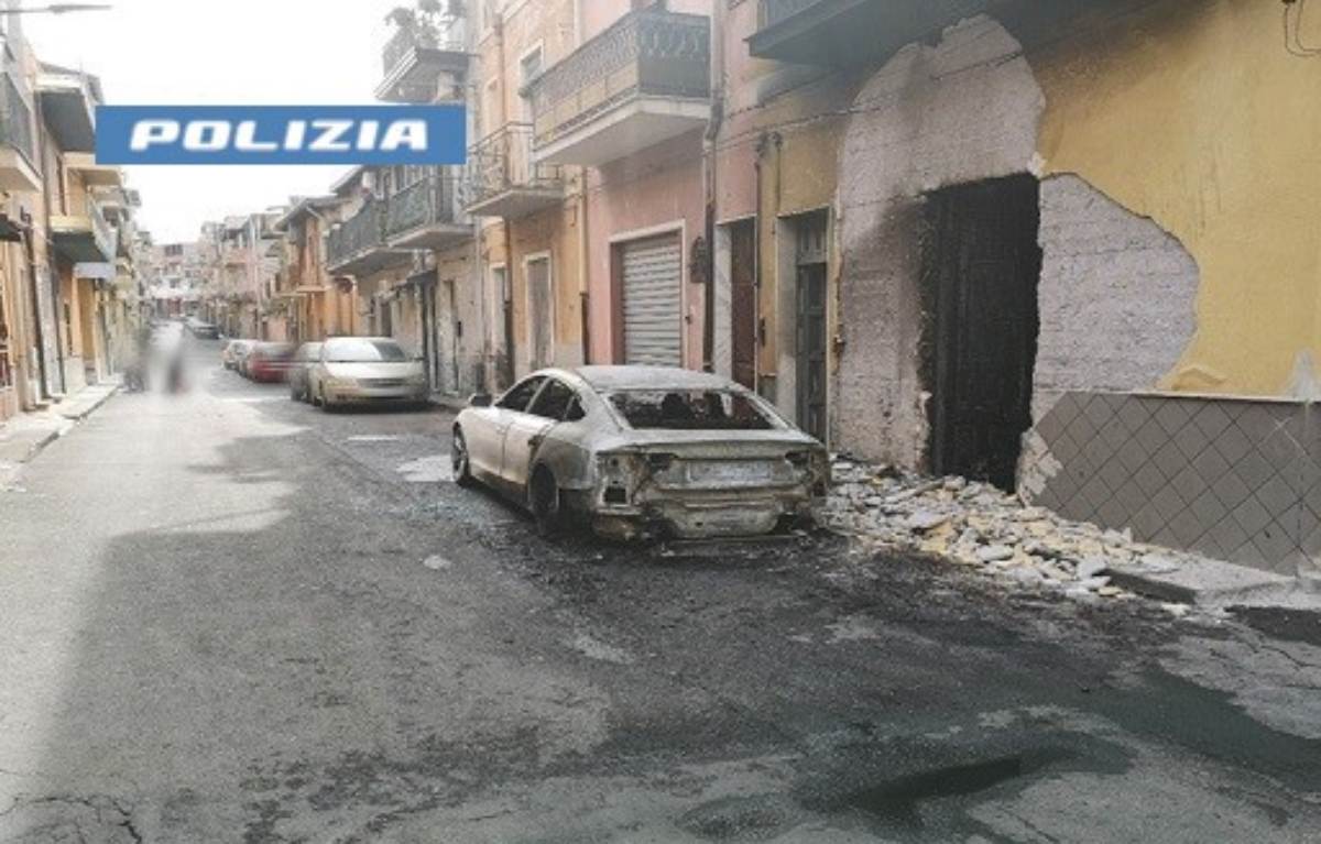 L’auto data alle fiamme e la fuga dopo l’incendio, denunciato minore nel Catanese